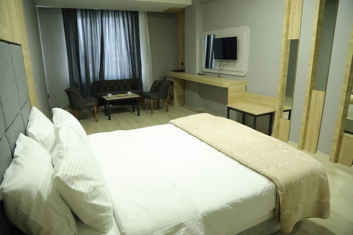 Habitación Deluxe doble, vistas a la montaña | Ropa de cama de alta calidad, caja fuerte, escritorio