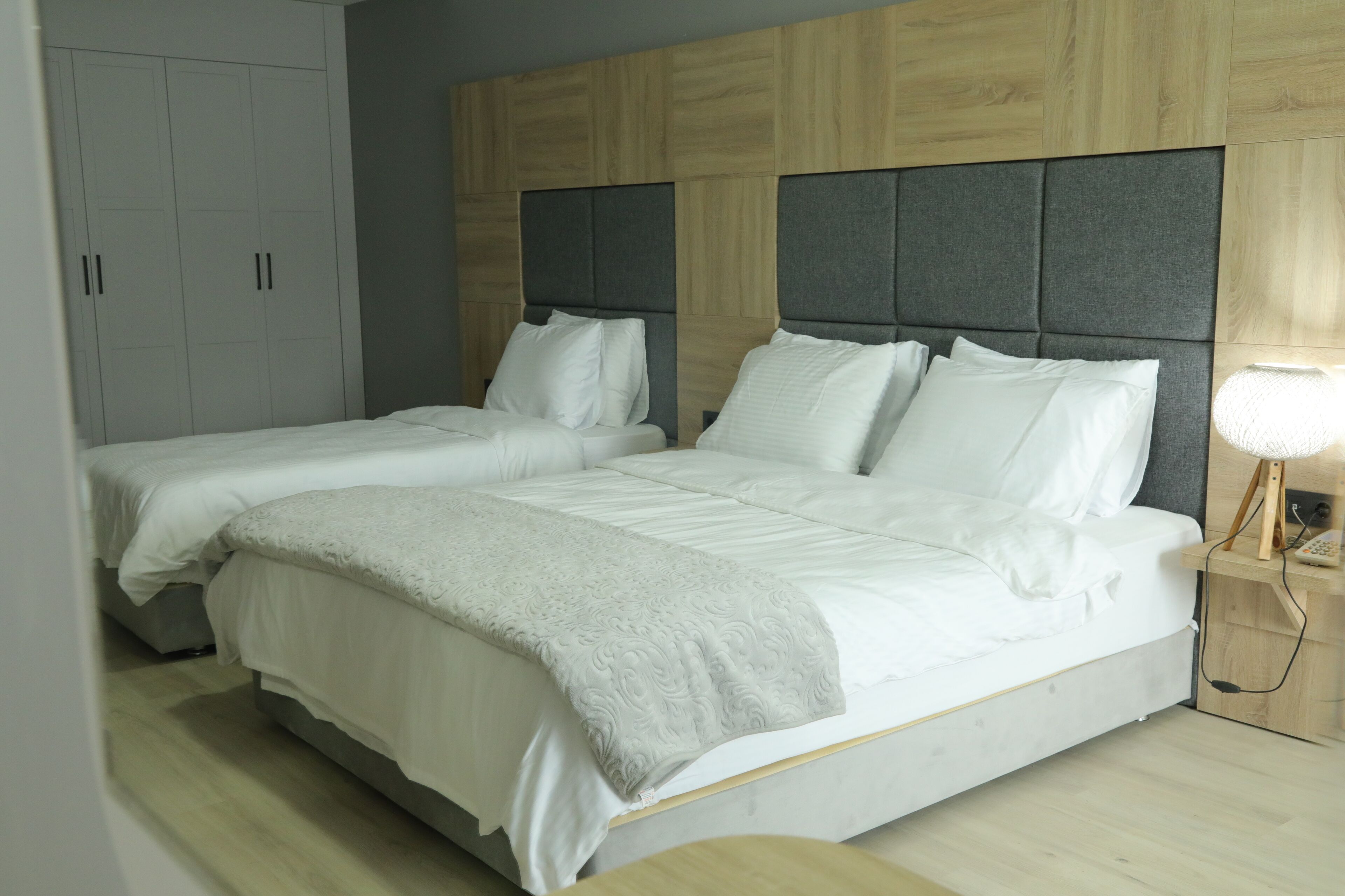 Quarto triplo luxo, vista para a montanha | Roupas de cama premium, cofres nos quartos, escrivaninha