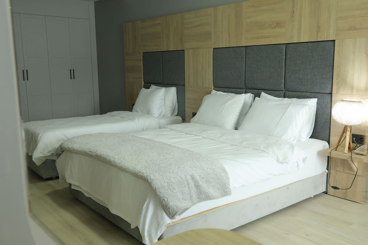 Habitación triple Deluxe, vistas a la montaña | Ropa de cama de alta calidad, caja fuerte, escritorio