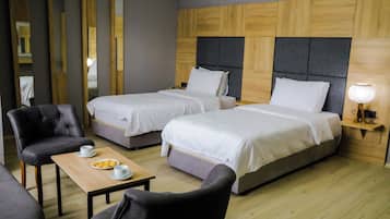 Family Studio Suite, Mountain View | Premium bedding, in-room safe, desk, laptop workspace