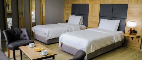 Perhestudiosviitti, vuoristonäköala | Ylelliset vuodevaatteet, tallelokero huoneessa, työpöytä