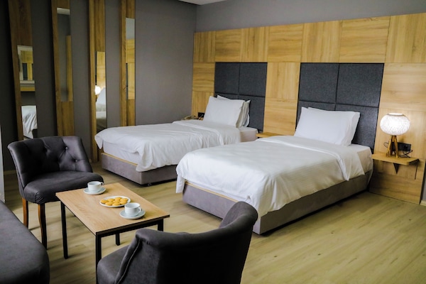 Family Studio Suite, Mountain View | Premium bedding, in-room safe, desk, laptop workspace