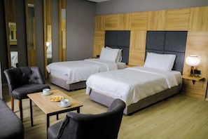 Ropa de cama de alta calidad y caja de seguridad en la habitación