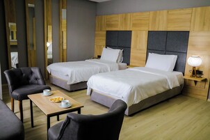 Ropa de cama de alta calidad y caja de seguridad en la habitación