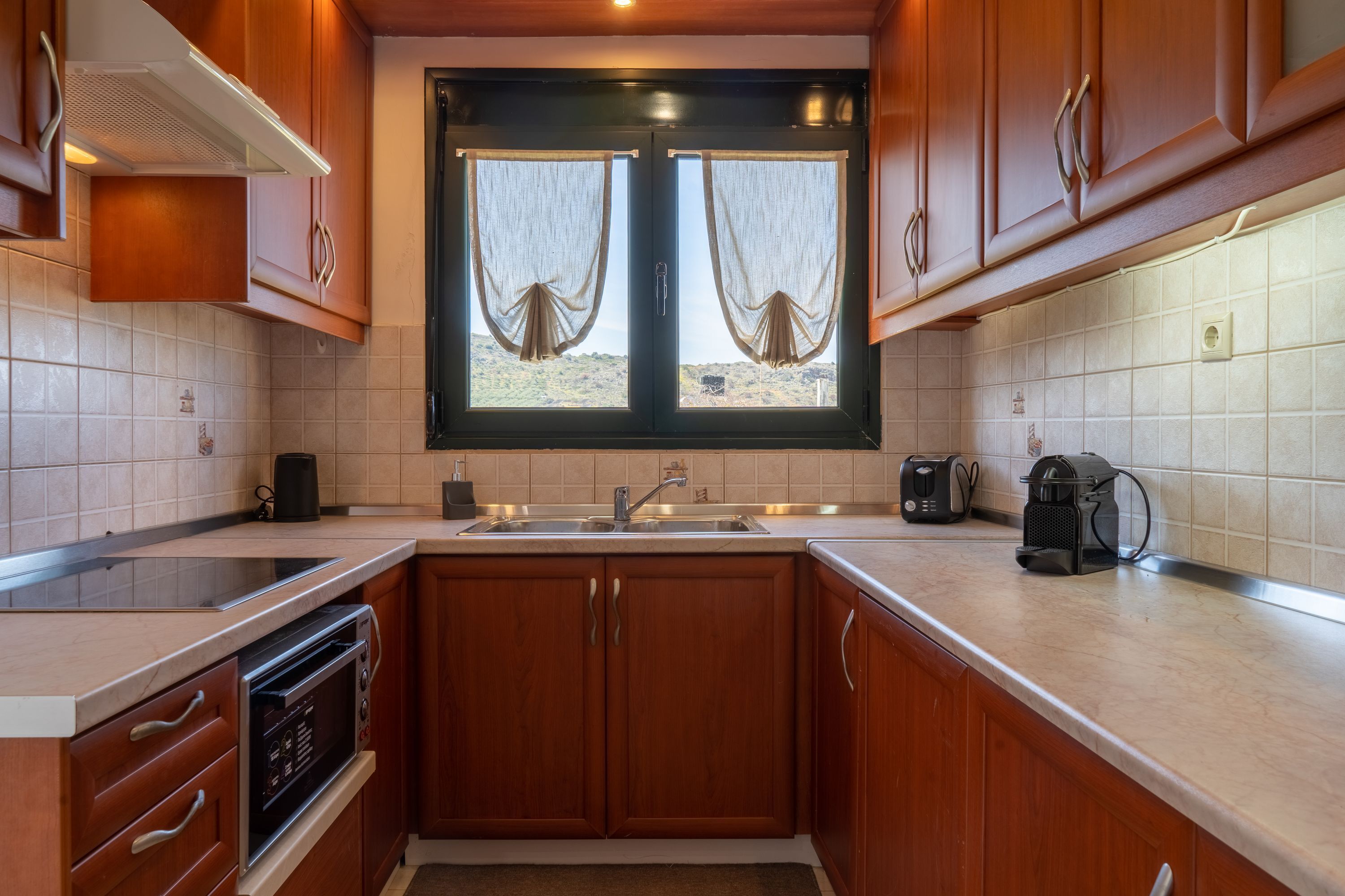 Fridge, oven, stovetop, coffee/tea maker