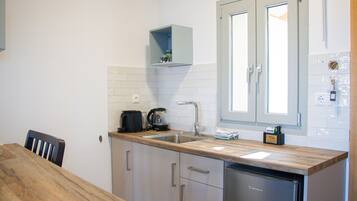 Réfrigérateur, cafetiÚre/bouilloire, grille-pain