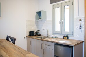 Kühlschrank, Wasserkocher mit Kaffee-/Teezubehör, Toaster