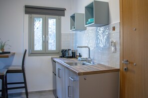 Kühlschrank, Wasserkocher mit Kaffee-/Teezubehör, Toaster