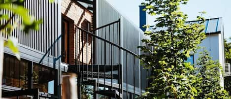 المنشأة من الخارج