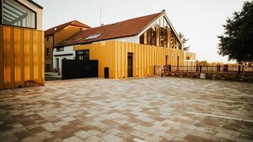 المنشأة من الخارج