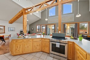Fridge, microwave, oven, stovetop - Sisters Barndominium Retreat for Families and Groups,  Hot Tub, Sleeps 9 (Bend)