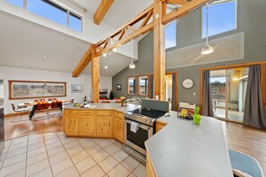 Fridge, microwave, oven, stovetop - Sisters Barndominium Retreat for Families and Groups,  Hot Tub, Sleeps 9 (Bend)