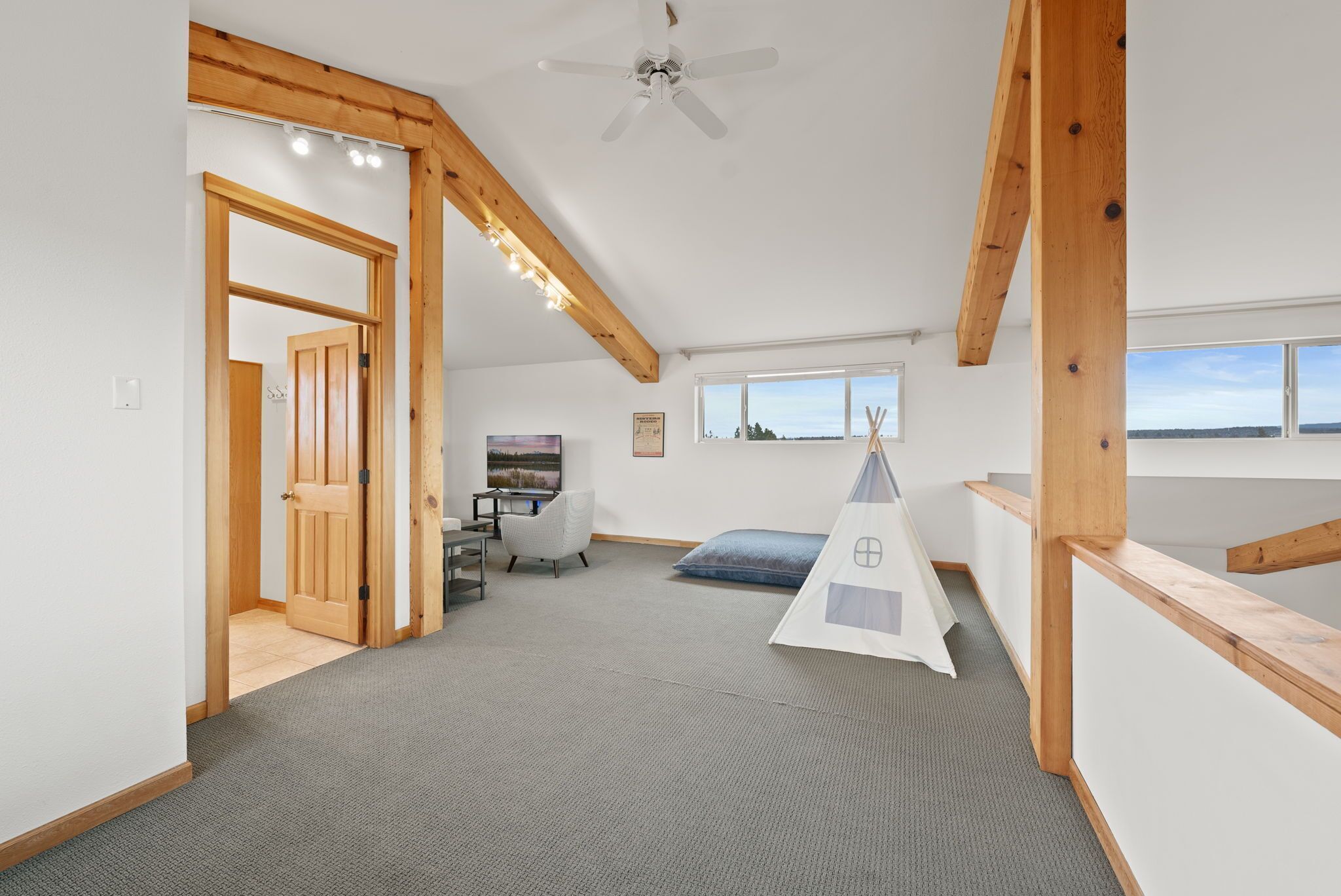 3 bedrooms, desk, iron/ironing board, WiFi (free)