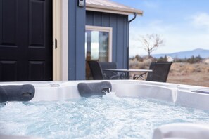 Outdoor spa tub - Sisters Barndominium Retreat for Families and Groups,  Hot Tub, Sleeps 9 (Bend)