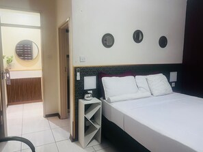 Iron/ironing board, WiFi, bed sheets