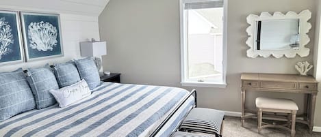 4 slaapkamers, een bureau, een strijkplank/strijkijzer, reisbedje
