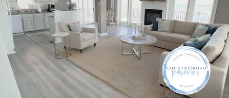 Smart TV, chimenea, libros y videoteca