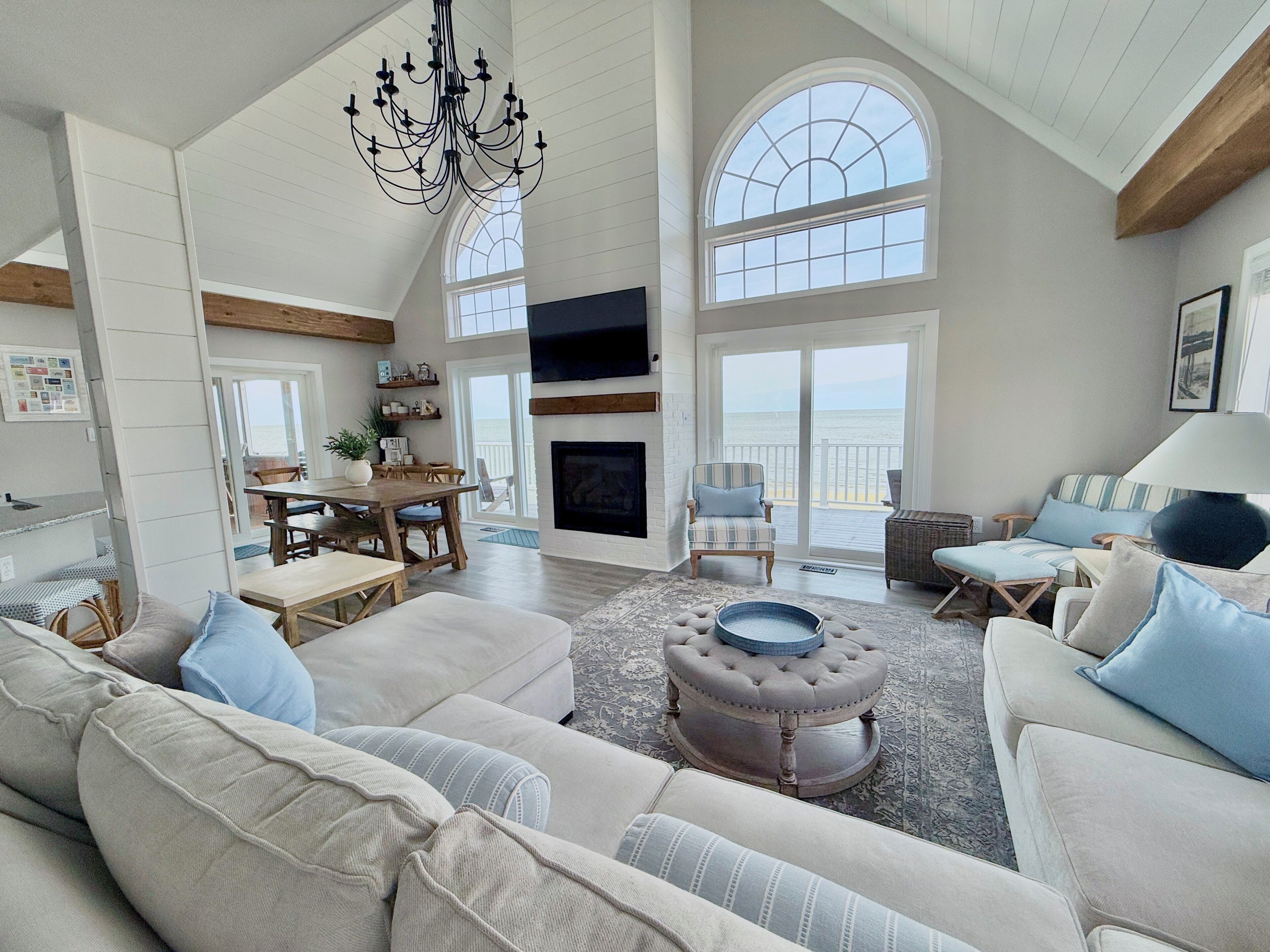 Smart TV, chimenea, libros y videoteca 