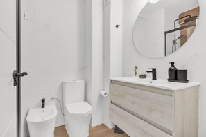 Doccia, asciugacapelli, bidet, asciugamani
