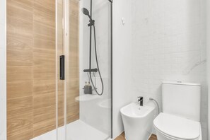 Shower, hair dryer, bidet, towels - Malaga Apartment, 300 meters from the sea (Málaga)
