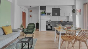 A modern apartment with a living room, dining area, and kitchen. - Malaga Apartment, 300 meters from the sea (Málaga)