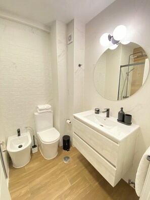 Doccia, asciugacapelli, bidet, asciugamani