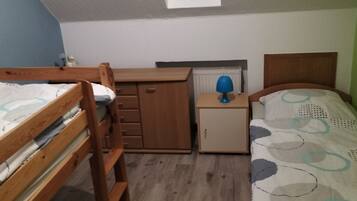 Een strijkplank/strijkijzer, wifi, beddengoed