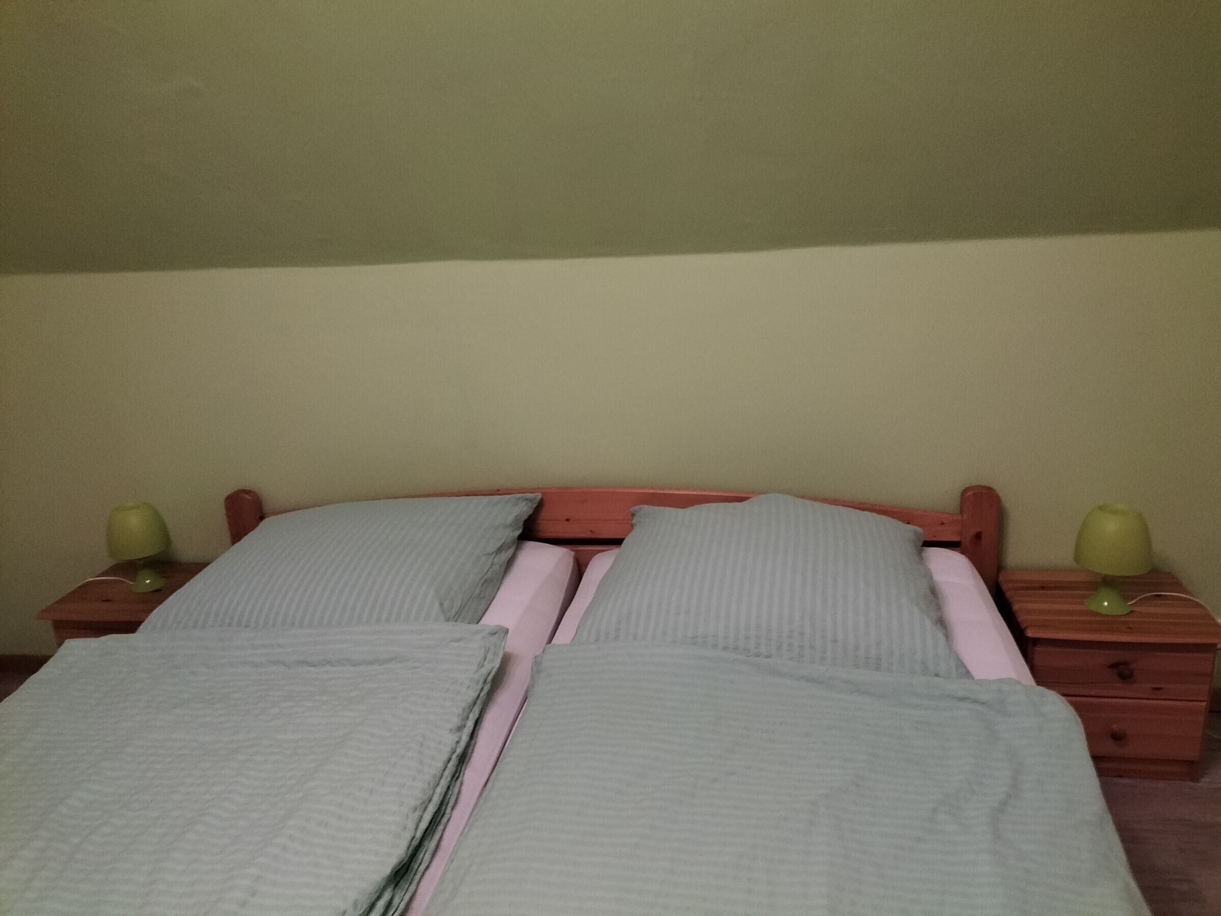 Tabla de planchar con plancha, wifi, ropa de cama