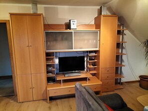 TV, DVD player, stereo - Apartment 'Paul Und Maria' with Private Garden, Balcony and Wi-Fi (Olsberg-Bruchhausen)
