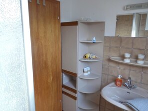 Chuveiro, secador de cabelo, toalhas de banho 