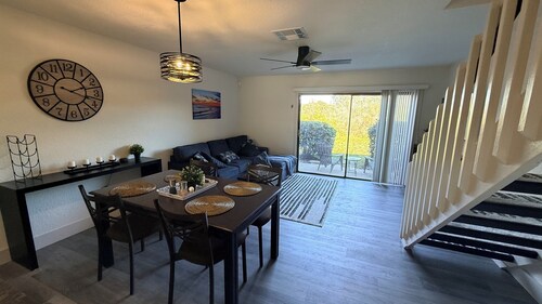 Relaxing, newly renovated 2 bedroom townhome in vibrant Tampa