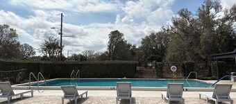 Relaxing, newly renovated 2 bedroom townhome in vibrant Tampa