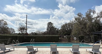 Relaxing, newly renovated 2 bedroom townhome in vibrant Tampa