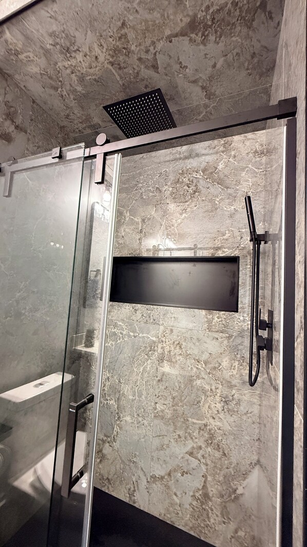Dusche, Handtücher, Toilettenpapier