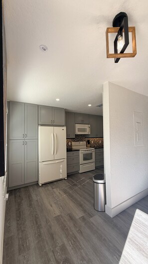 Mikroaaltouuni, liesi, astianpesukone