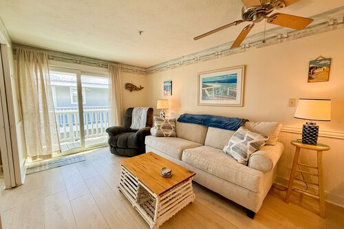Coastal luxury condo steps from Wells Beach w/ AC, WiFi & full kitchen