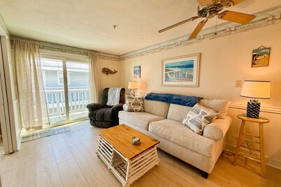 Coastal luxury condo steps from Wells Beach w/ AC, WiFi & full kitchen
