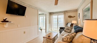 Coastal luxury condo steps from Wells Beach w/ AC, WiFi & full kitchen