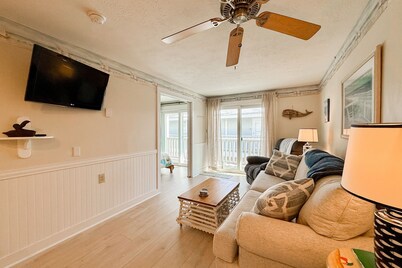 Coastal luxury condo steps from Wells Beach w/ AC, WiFi & full kitchen