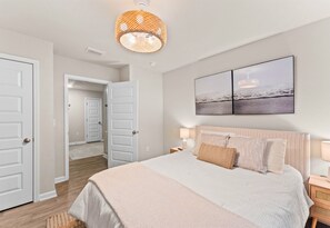 4 bedrooms, iron/ironing board, travel cot, free WiFi - Family-Friendly Retreat Near Gulf Shores, Beach (Foley)