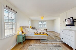 Iron/ironing board, Internet, bed sheets