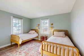 Iron/ironing board, internet, bed sheets