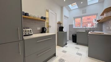 Réfrigérateur, micro-ondes, four, lave-vaisselle