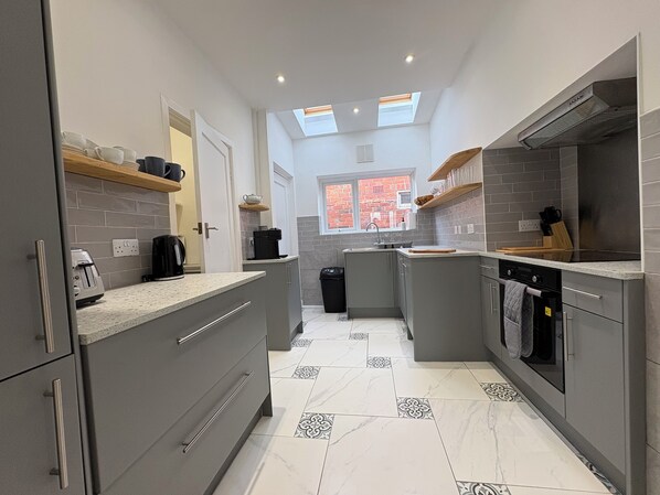 Jääkaappi, mikroaaltouuni, uuni, astianpesukone