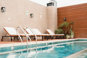 Pool - Cozy & Modern 1-Bedroom in Barranco w/ Gym Access & Prime Location (Barranco)