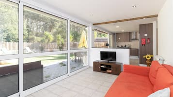 Vila superior, 2 quartos, sacada, vista para o jardim | Área de estar