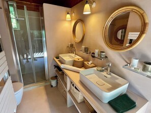 Shower, hair dryer, towels, toilet paper - Architects villa with wide terraces very close to the beach (Lège-Cap-Ferret)