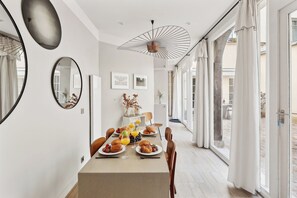 City-lejlighed - 2 soveværelser - ikke-ryger - udsigt til gårdsplads | Opholdsområde | 40-tommers smart-tv med satellitkanaler