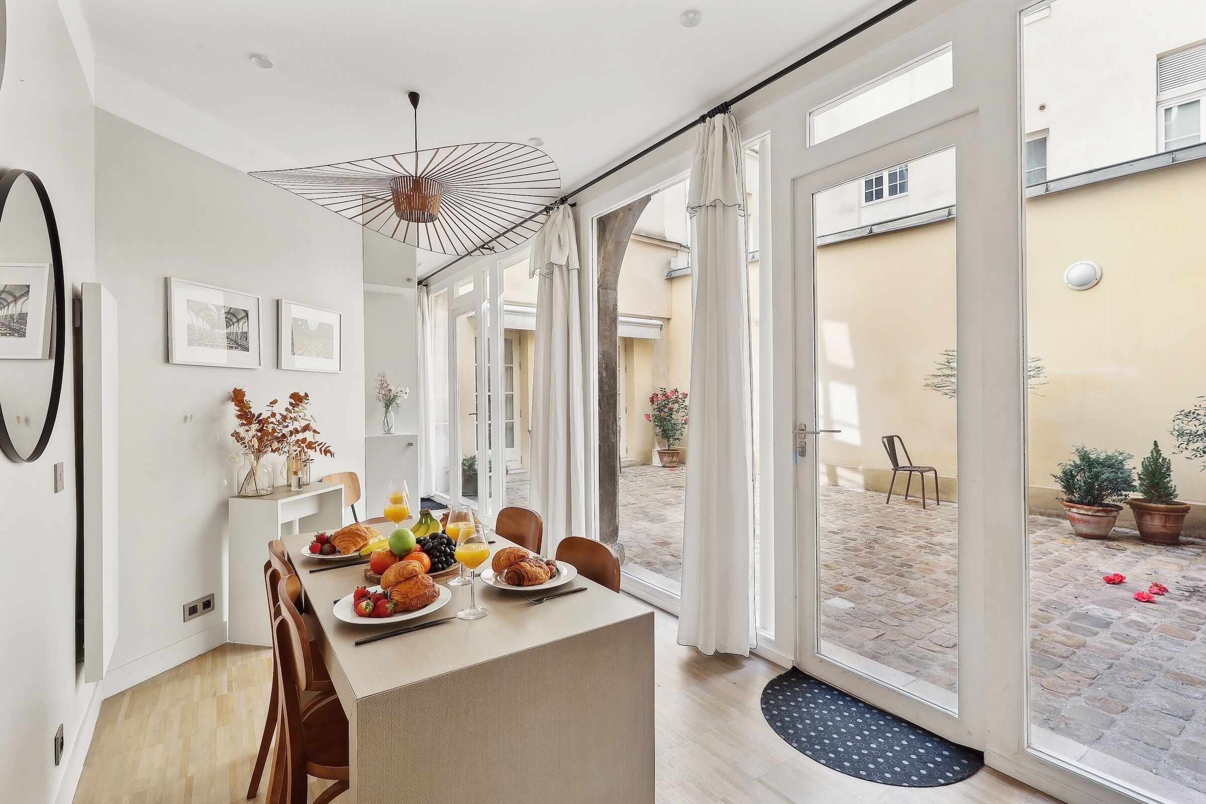 Appartement Ville, 2 chambres, non-fumeur, vue sur la cour intérieure | Aire de séjour | Téléviseur connecté de 40 po avec télévision par satellite