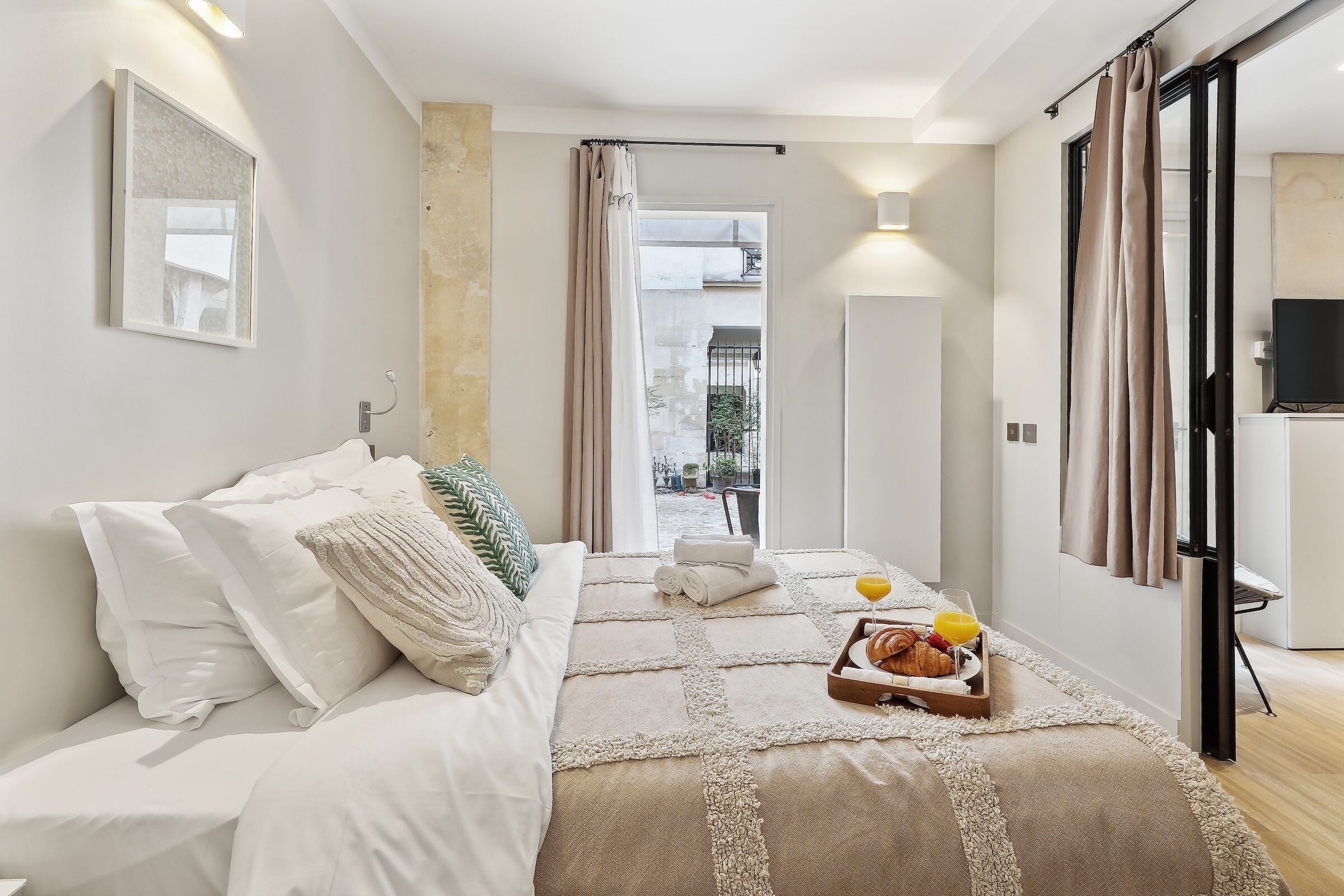 City Apartment, 2 Bedrooms, Non Smoking, Courtyard View | Iron/ironing board, cots/infant beds, travel cot, free WiFi